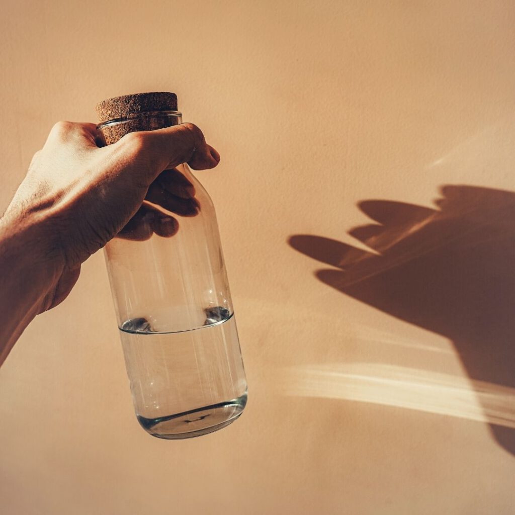 בקבוקים וספלי שתייה