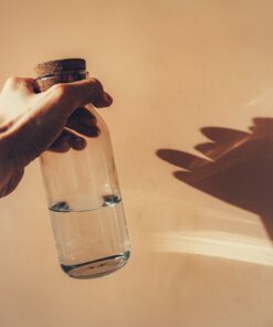 בקבוקים וספלי שתייה